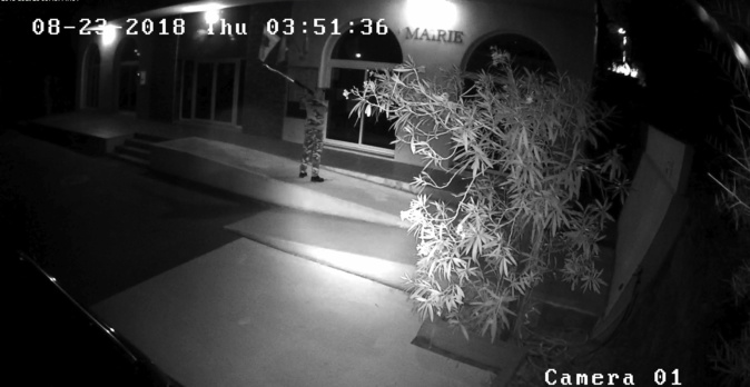 La photo du tireur prise par la caméra de surveillance de la mairie avant sa destruction.