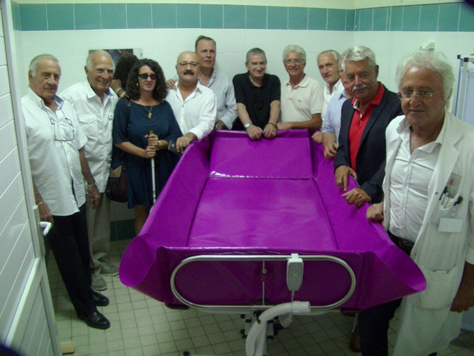 Remis au SSR de l'hôpital de Bastia par les membres des Lions Club et Rotary de Bastia,  un chariot de douche XXL