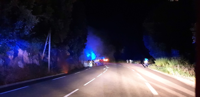 Voiture en flammes à la sortie de Cauro Voiture en flammes à la sortie de Cauro
