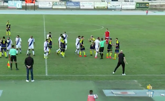 Tension sur la pelouse Delattre : une défaite et un carton rouge pour le Sporting Tension sur la pelouse Delattre : une défaite et un carton rouge pour le Sporting