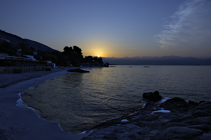 La photo du jour : Quand la plage de Marinella s'illumine