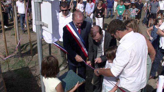 Un des petit-enfants du défunt Paul Rossi a coupé le ruban officiel lors de l'inauguration du Parc des Sport Paul-Rossi