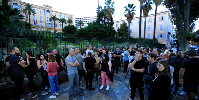 Agression au couteau d'Ajaccio : Deux gardes à vue. Rassemblement de soutien devant l'Assemblée de Corse Agression au couteau d'Ajaccio : Deux gardes à vue. Rassemblement de soutien devant l'Assemblée de Corse