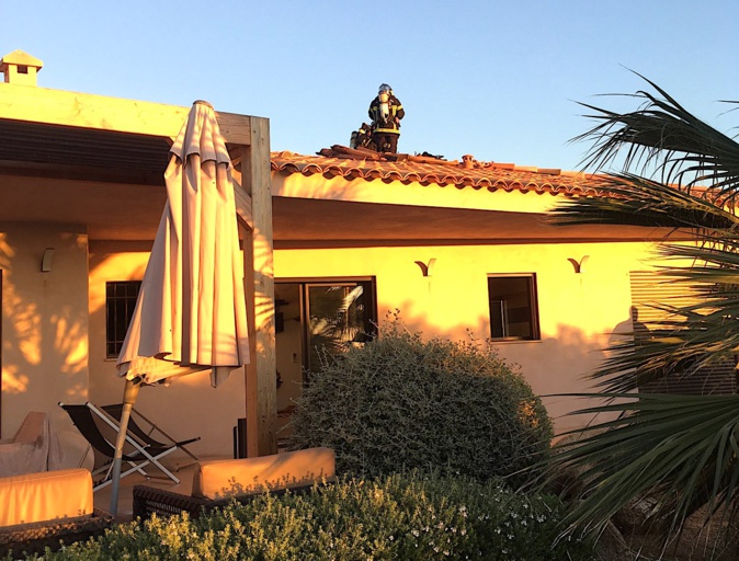 Toiture d'une villa en feu à Lumio Toiture d'une villa en feu à Lumio