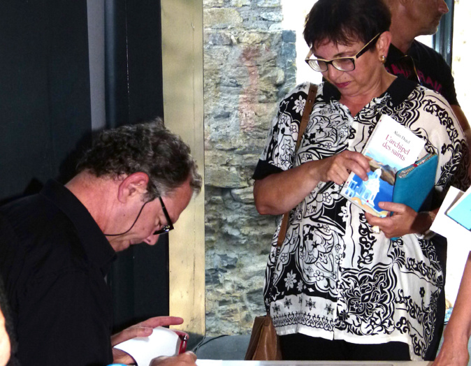 Alain Durel a dédicacé de nombreux ouvrages à Corte Alain Durel a dédicacé de nombreux ouvrages à Corte