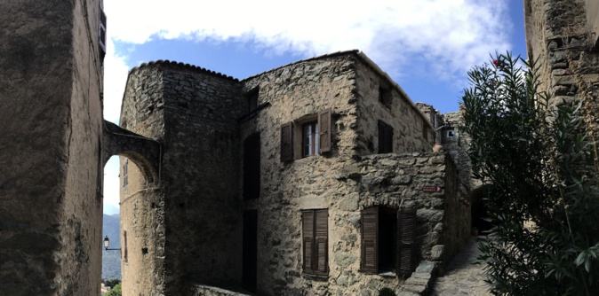 La photo du jour : Les vieilles pierres de Lama