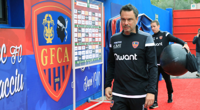 Hervé Della Maggiore : premiers contacts en « rouge et bleu » Hervé Della Maggiore : premiers contacts en « rouge et bleu »