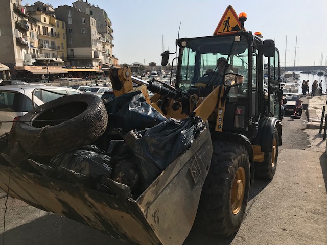Nettoyage du Vieux-Port à Bastia : Une pêche insolite