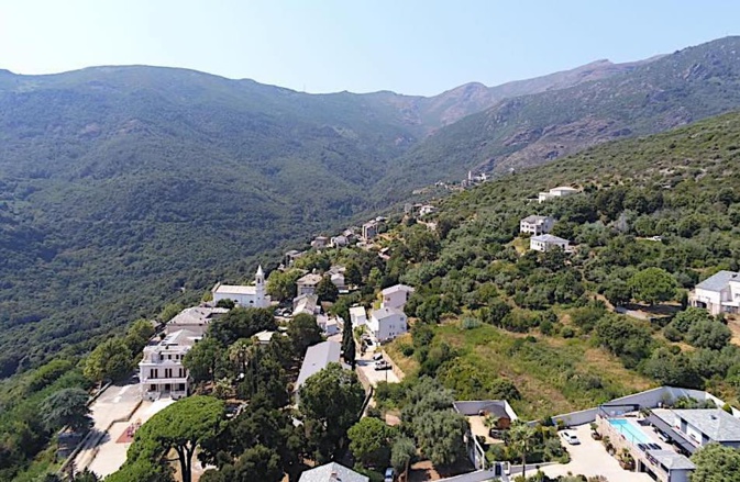 La photo du jour : Figarella accroché à la vallée de Lota