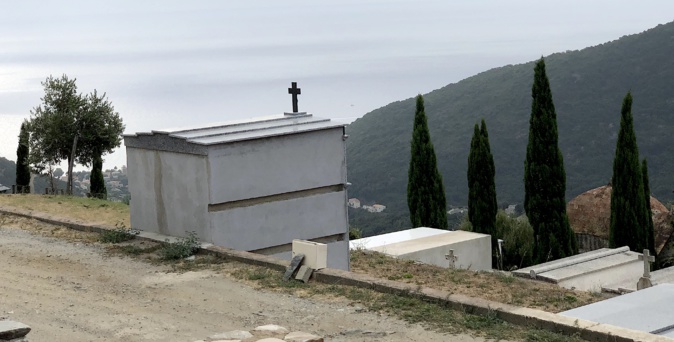 In Corsica è sempre in usu di andà à u cimiteriu u primu di nuvembre In Corsica è sempre in usu di andà à u cimiteriu u primu di nuvembre