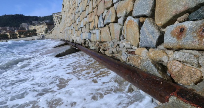 Le le mur de soutènement semble avoir souffert de la force des vagues. (Photos Michel Luccioni) Le le mur de soutènement semble avoir souffert de la force des vagues. (Photos Michel Luccioni)