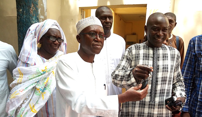 Mamadou Faye (à droite) remettant les clefs de l'ambulance Mamadou Faye (à droite) remettant les clefs de l'ambulance