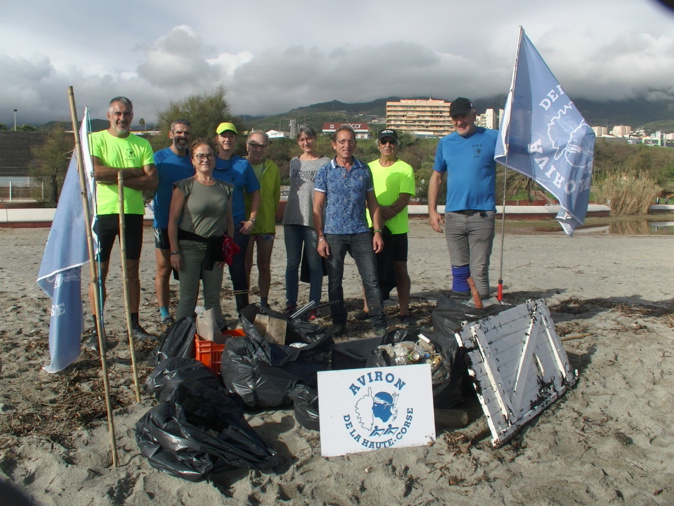Bénévoles de CorSeaCare et licenciés de l'Aviron de la Haute-Corse ont nettoyé une partie de la plage de l'Arinella à Bastia