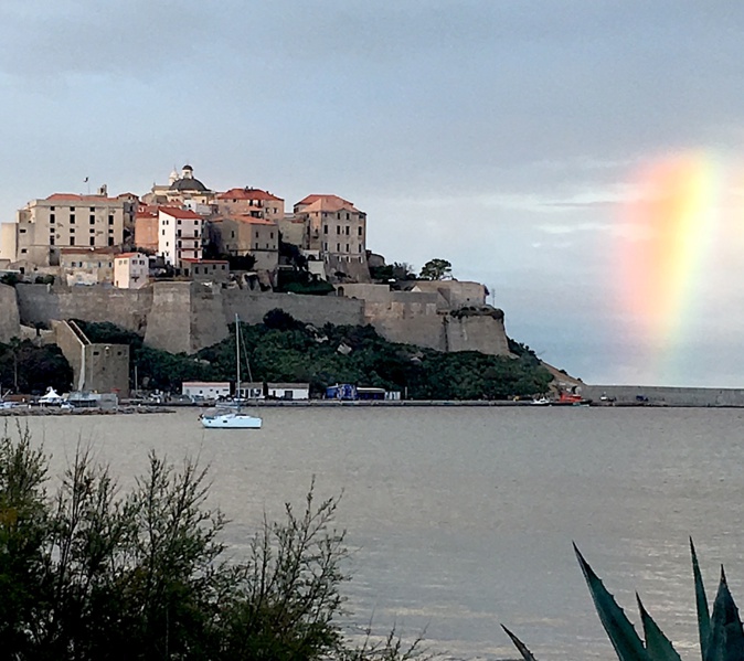 La photo du jour : Un arc-en-ciel pour Calvi