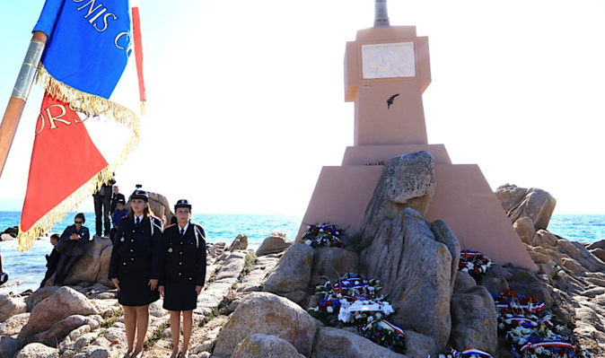 La Borne de la Terre Sacrée à Vignola après le dépôt des gerbes. Photo Michel Luccioni) La Borne de la Terre Sacrée à Vignola après le dépôt des gerbes. Photo Michel Luccioni)