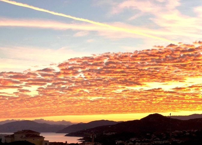 La photo du jour :  Ciel d'or et nuages orangés sur Lisula