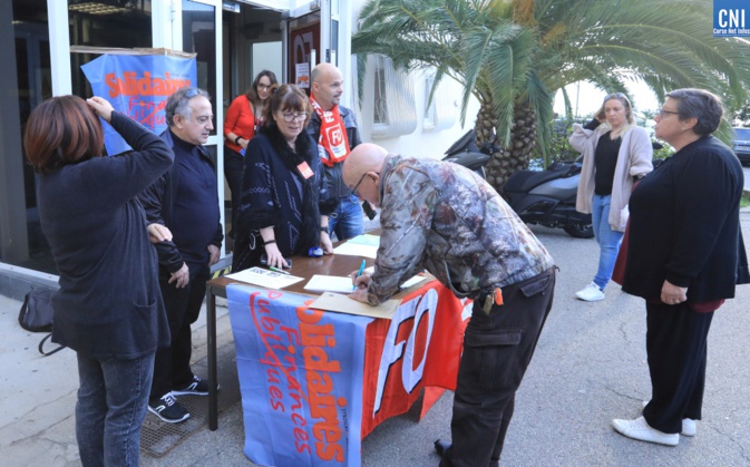 Action de sensibilisation devant le xentre des Finances d'Ajaccio; (Photos Michel Luccioni)