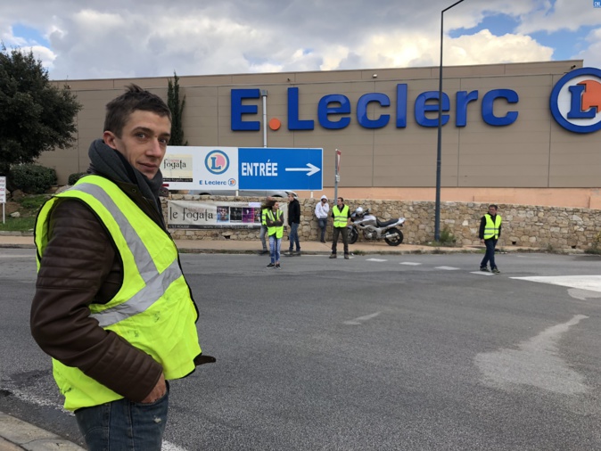 Balagne : Les gilets jaunes s'installent au rond-point du Fogata Balagne : Les gilets jaunes s'installent au rond-point du Fogata