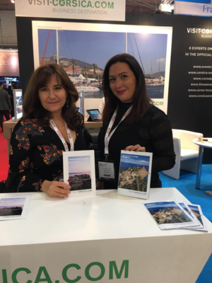 Marie-Ange Celli-Battistelli (à gauche)au stand Visit-Corsica.com.