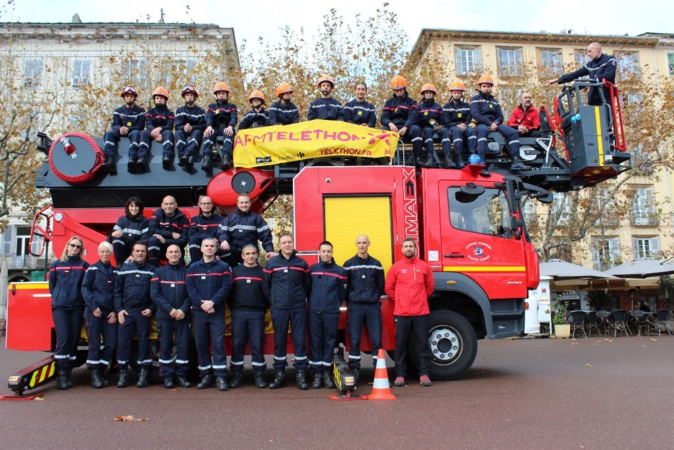 Les Sapeurs-Pompiers ont déployé la grande échelle pour soutenir le Téléthon à Bastia Les Sapeurs-Pompiers ont déployé la grande échelle pour soutenir le Téléthon à Bastia