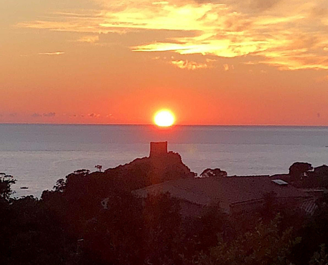 La photo du jour : Le Soleil au-dessus de la  tour de Portu