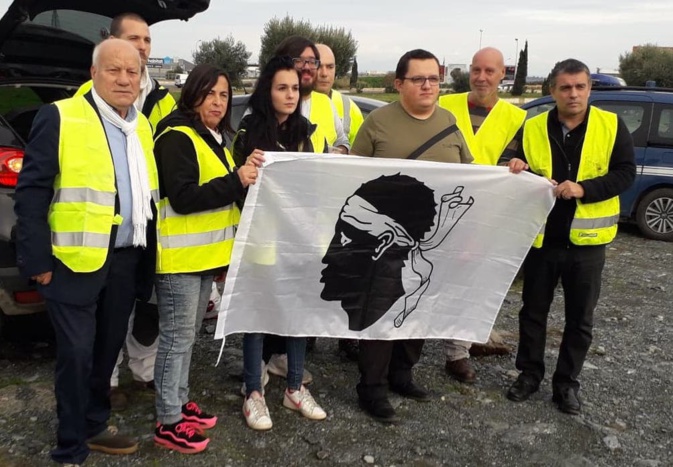 Les "Gilets jaunes" se relaient jour et nuit à Ajaccio Les "Gilets jaunes" se relaient jour et nuit à Ajaccio