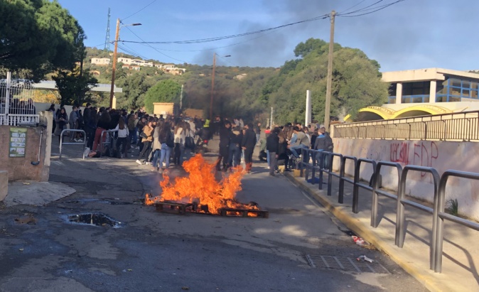 Balagne : La contestation gagne les établissements scolaires. Aucun n'est fermé en Corse Balagne : La contestation gagne les établissements scolaires. Aucun n'est fermé en Corse