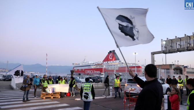 Blocage de la sortie du port d'Ajaccio/ Photo Michel Luccioni Blocage de la sortie du port d'Ajaccio/ Photo Michel Luccioni