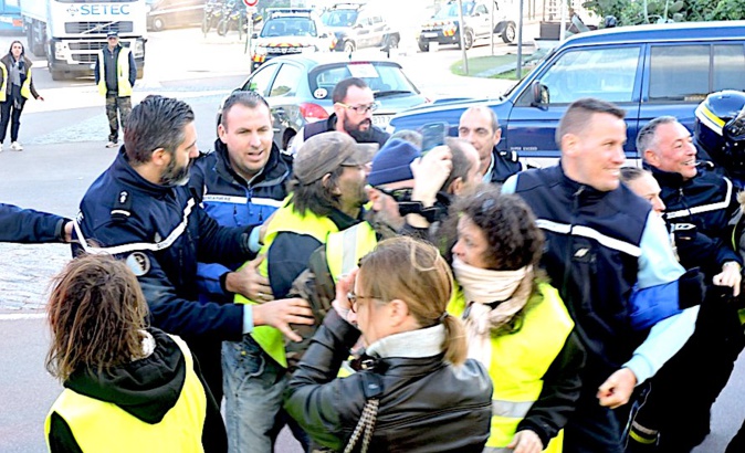 Les "Gilets jaunes" contenus par les gendarmes à Porto-Vecchio Les "Gilets jaunes" contenus par les gendarmes à Porto-Vecchio