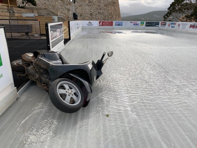 Dérapage incontrôlé sur la... patinoire de Calvi ! Dérapage incontrôlé sur la... patinoire de Calvi !