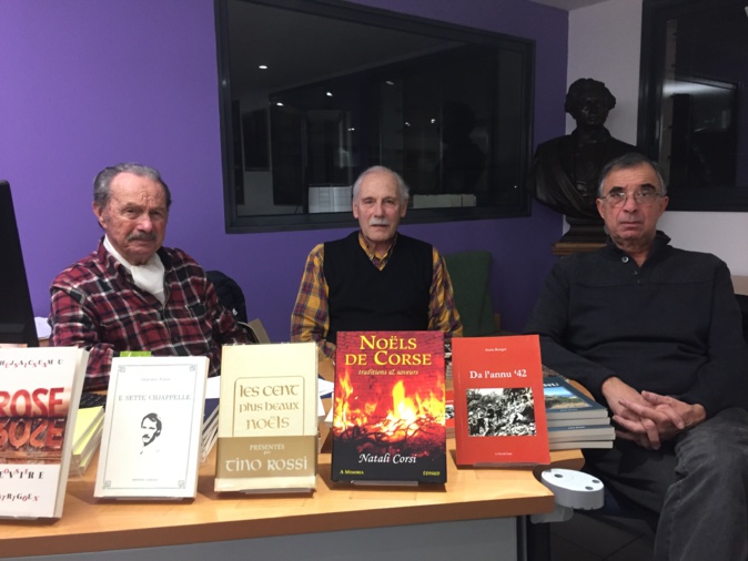 Guido Benigni (à gauche) et Ange-Laurent Bindi entourant Ghjacumu Fusina, auteur il y a quelques années de "Noëls de Corse"