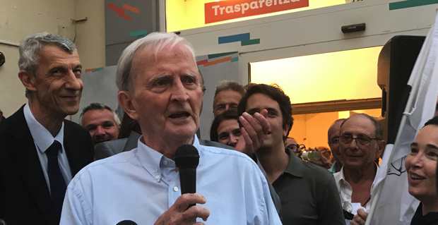 Edmond Simeoni en juin 2017 prenant la parole à Bastia après l'élection de trois députés nationalistes, dont son compagnon de route, Michel Castellani.
