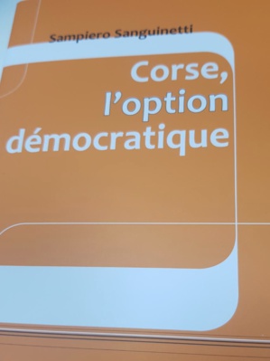 Lisula : Sampiero Sanguinetti dédicace à la librairie Ambrogi Lisula : Sampiero Sanguinetti dédicace à la librairie Ambrogi