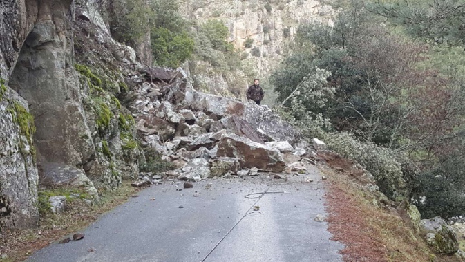 Corte : Éboulement sur la route de la Restonica Corte : Éboulement sur la route de la Restonica