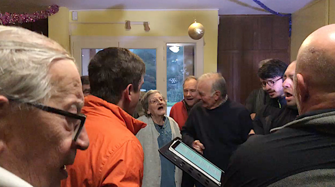 Lisula : I cunfratelli cantanu cù i residenti di l'Age d'Or