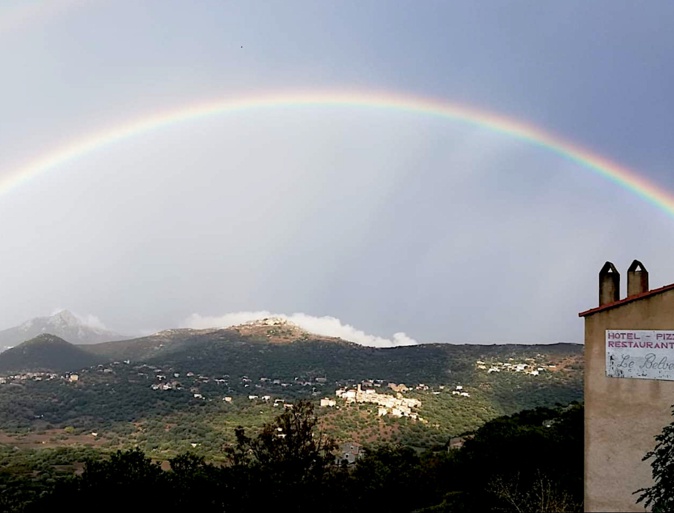 La photo du jour : Arc-en ciel au-dessus du village de Sant'Antonino