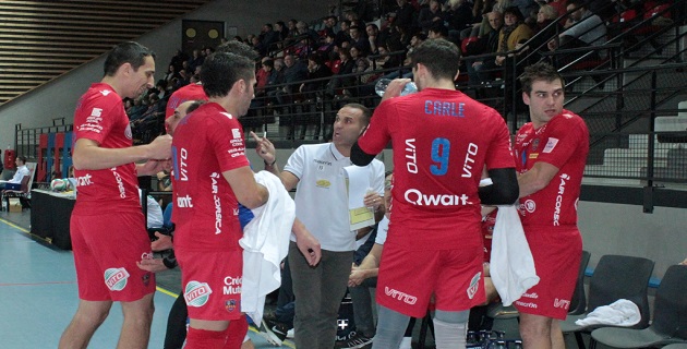 Le coach du GFCA Volley partage son inquiétude avec les joueurs / Photo Marilyne Santi