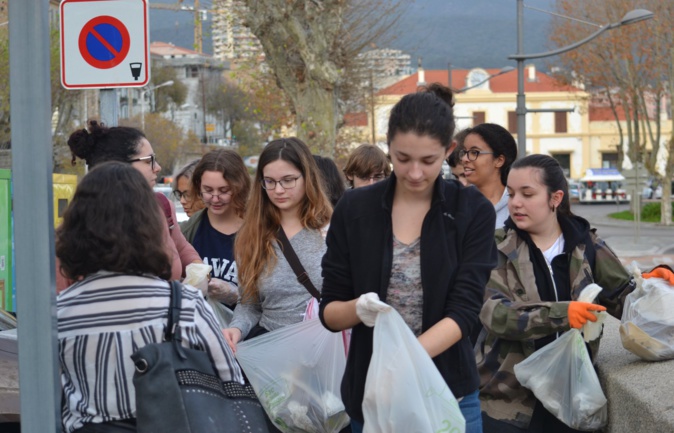Clean Walk à Ajaccio : Un groupe de jeunes a nettoyé la rue Fesch et la vieille ville