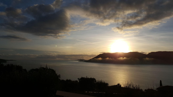 La photo du jour : Lever de soleil brumeux sur le golfe de Porto-Vecchio La photo du jour : Lever de soleil brumeux sur le golfe de Porto-Vecchio