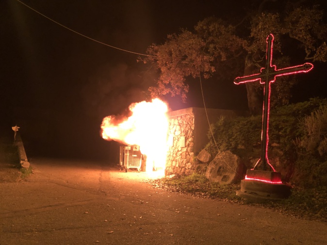 Feu de poubelles à I Catari Feu de poubelles à I Catari