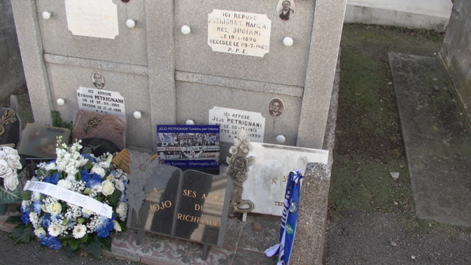 Football : Le bel hommage des supporters du SCB à Jojo Petrignani Football : Le bel hommage des supporters du SCB à Jojo Petrignani