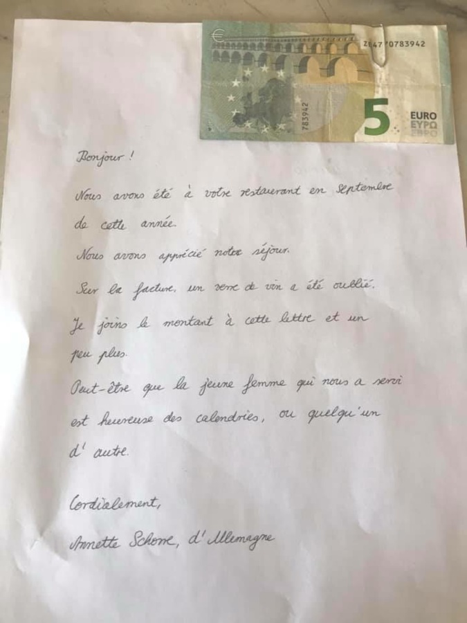 Un courrier inattendu au Caffè di A Mossa de Lumiu : un couple de touristes envoie 5 euros pour régler un oubli sur la note de leur consommation