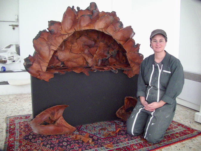 Sandra Lorenzi devant son four en écorces de palmiers... Sandra Lorenzi devant son four en écorces de palmiers...