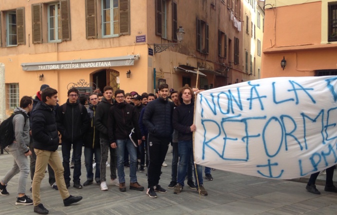 Bastia : Les élèves du lycée maritime dans la rue Bastia : Les élèves du lycée maritime dans la rue