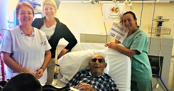 Cathy, Marie-France et Marilyne l'équipe de soins du service d'hémodialyse de l'hôpital d'Ajaccio entourent le nouveau centenaire