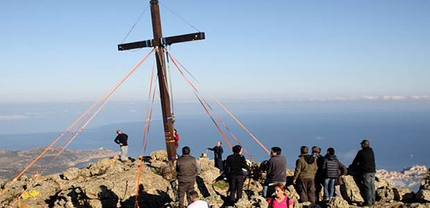 Lors de la mise en place de la nouvelle croix au Capu di a veta qui culmine à 670 mètres