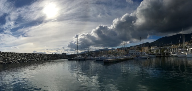 La photo du jour : Nuage au-dessus de Port-Toga… La photo du jour : Nuage au-dessus de Port-Toga…