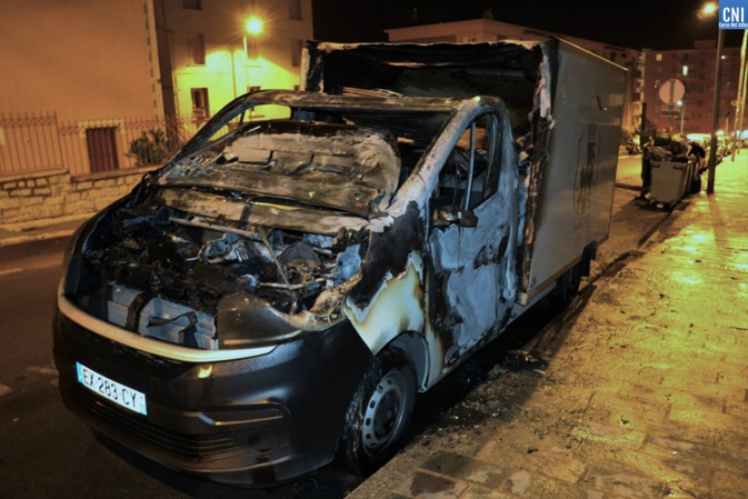 Deux véhicules de portage de repas de la ville d'Ajaccio incendiés Deux véhicules de portage de repas de la ville d'Ajaccio incendiés