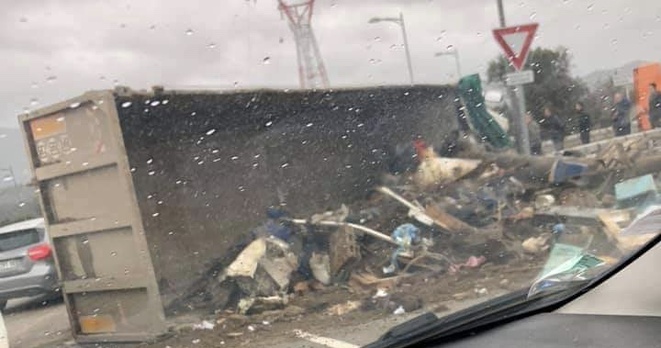 Un poids lourd se renverse sur la route à Sarrola-Carcopino
