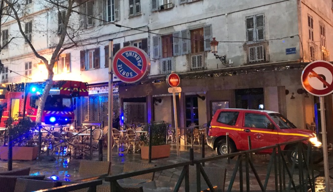 Bastia : Une partie de terrasse s'effondre au Marché Bastia : Une partie de terrasse s'effondre au Marché